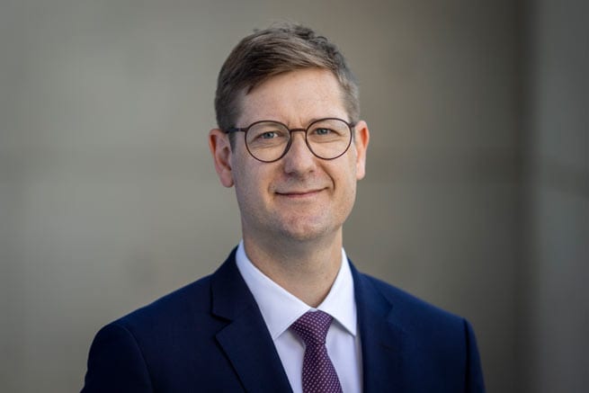 Das Porträtfoto von Andreas Beulich, Geschäftsführer des BFW Bundesverbandes Freier Immobilien- und Wohnungsunternehmen